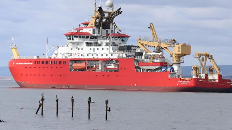 El RRS Sir David Attenborough en el puerto de Punta Arenas.