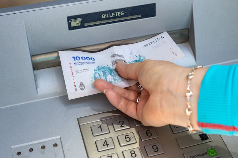 El salario inicial bancario para agosto de 2026 quedó establecido en $2.505.061,24. (Foto: Shutterstock)