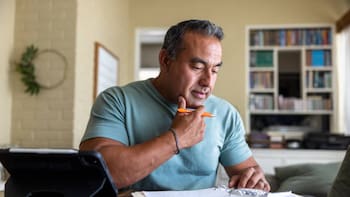 El SAT pone la lupa en facturas médicas: error común que muchos cometen y puede hacerte perder la deducción de impuestos