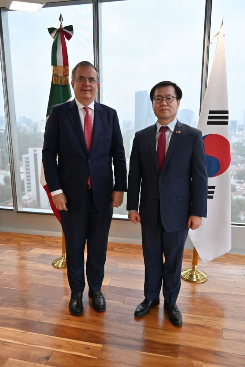 El secretario de Economía, Marcelo Ebrard, y el ministro de Comercio de Corea del Sur, Yeo Han-koo