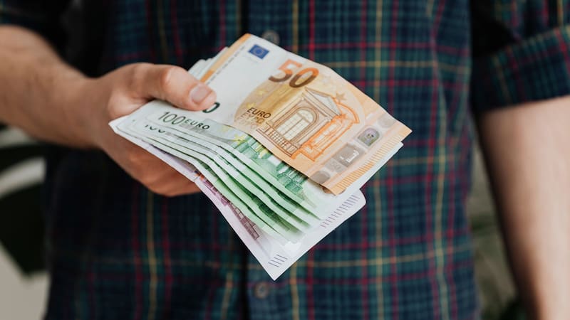 El subsidio para mayores de 52 años es una de las ayudas que el Servicio Público de Empleo Estatal (SEPE) mantiene para las personas desempleadas que cumplen una serie de requisitos de edad, cotización y rentas. Fuente: Shutterstock.