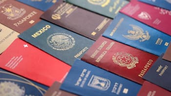 Por qué el pasaporte mexicano es verde, el de Estados Unidos Azul y el de España rojo: lo que esconden estos colores