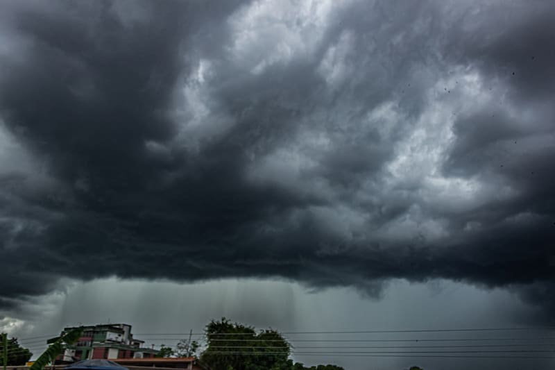 El sistema provocará lluvias muy fuertes, vientos intensos y descenso de temperaturas en distintos puntos del país, según reportes oficiales.