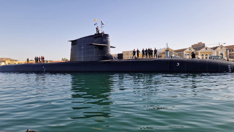 CARTAGENA (MURCIA), 25/06/2026.- El submarino S-82 'Narciso Monturiol' ha iniciado sus pruebas de mar con la primera navegación en superficie realizada en aguas de Cartagena, según ha informado este jueves la empresa Navantia, que califica de "hito clave" en el programa de construcción de la serie S-80 de la Armada Española. Durante la salida, el buque ha empleado sus sistemas de propulsión propios y ha comenzado diversas comprobaciones de equipos a bordo. EFE/ Navantia