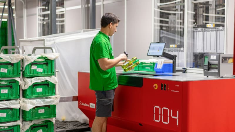 El supermercado más grande del país abre su primer almacén semiautomatizado: 70 robots preparan más de 500 pedidos por día