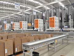 El supermercado más grande del país abrió su nuevo centro automatizado: robots preparan 42,000 pedidos al día