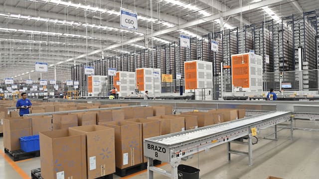 El supermercado más grande del país abrió su nuevo centro automatizado: robots preparan 42,000 pedidos al día