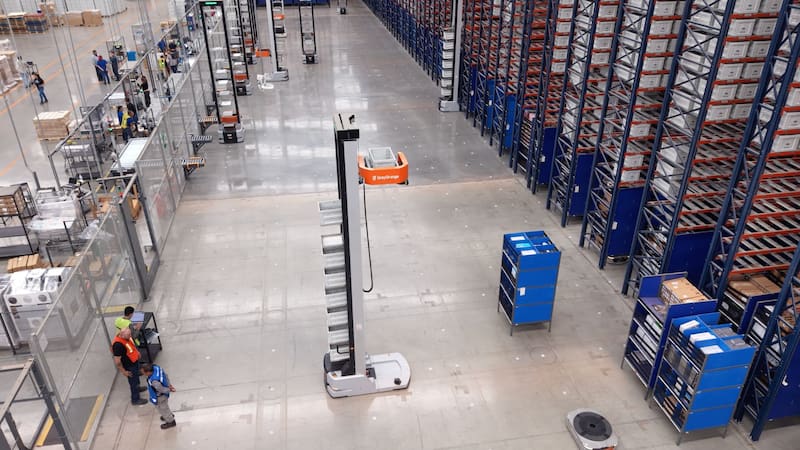 El supermercado más grande del país abrió su nuevo centro automatizado: robots preparan 42,000 pedidos al día