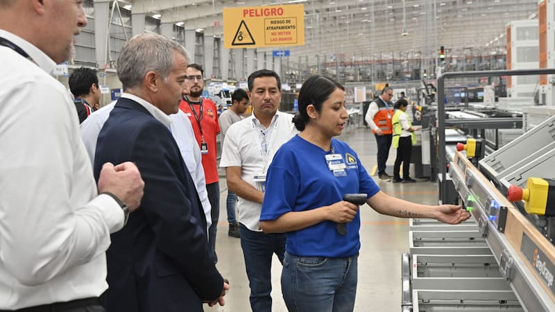 El supermercado más grande del país abrió su nuevo centro automatizado: robots preparan 42,000 pedidos al día