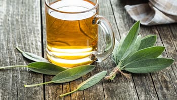 El té que “lo cura todo”: tiene propiedades antiinflamatorias, mejora la memoria y trata con los desórdenes hormonales