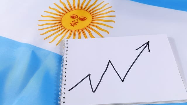 Dólar debajo de $ 1000, inflación cero y sobrante de divisas: lo que se viene para la economía argentina en 2026 y 2027