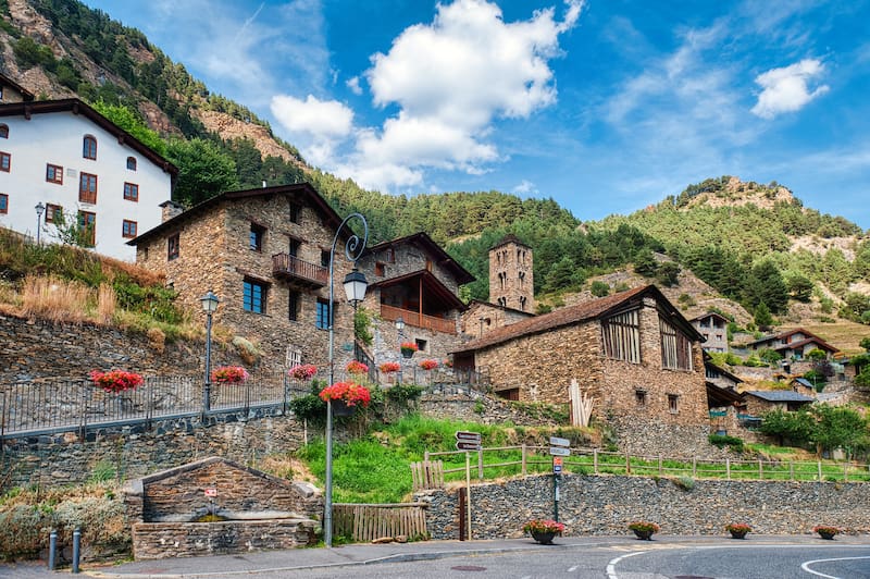El terreno cuenta con un huerto, un gallinero y alrededor de una hectárea de bosque que la familia trabaja y explora de manera progresiva.