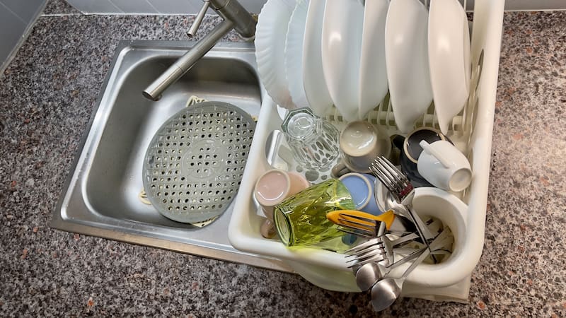 El tradicional escurridor de platos posee varios aspectos negativos, particularmente por el espacio que ocupan, la higiene que carece y la estética que tiene.