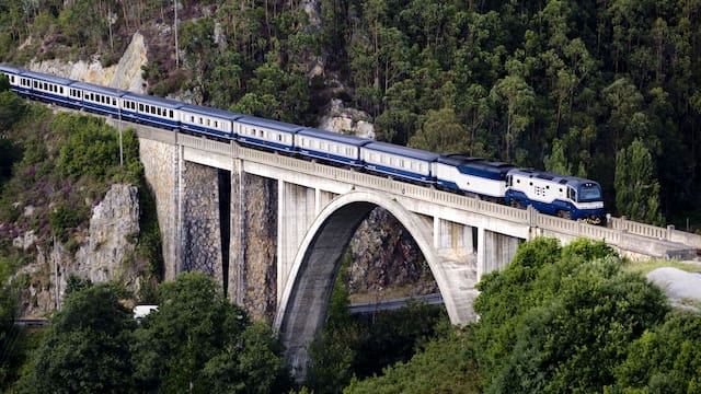 Viaje por el “Orient Express” español | Cómo es el exclusivo tren que recorre el Cantábrico en 8 días
