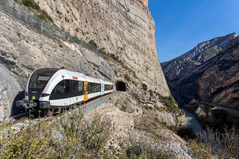 El servicio turístico une Lleida con La Pobla de Segur durante la temporada y permite vivir una experiencia ferroviaria con aire clásico.