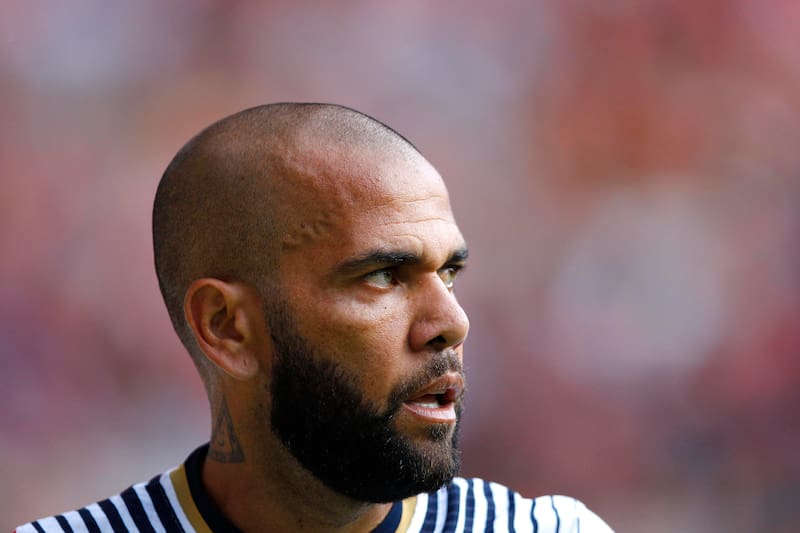 Dani Alves volvió a una cancha de fútbol, pero nadie esperaba que sea así: “Estuve 14 meses en la cárcel, pero Cristo me hizo libre”. Fuente: EFE