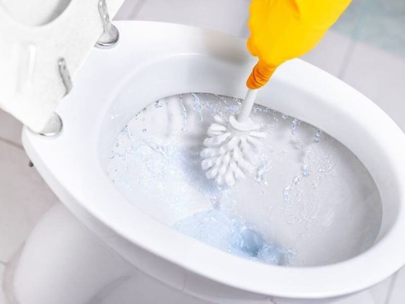 El truco casero con vinagre blanco y agua para dejar el baño impecable