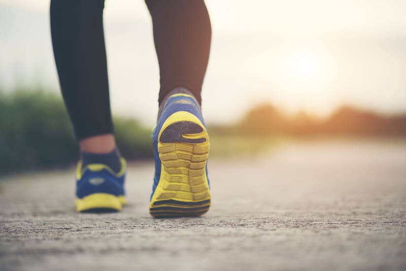 El truco casero de la experta en limpieza que sirve para limpiar zapatillas blancas y también deportivas.