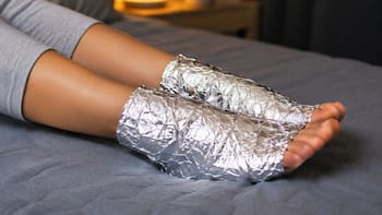 Envolver los pies en papel aluminio antes de dormir: para qué sirve y por qué lo recomiendan