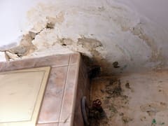 El truco casero que pocos saben para recuperar una pared caída por la humedad: sin contratar a albañiles
