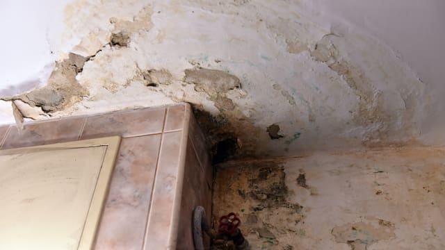 El truco casero que pocos saben para recuperar una pared caída por la humedad: sin contratar a albañiles