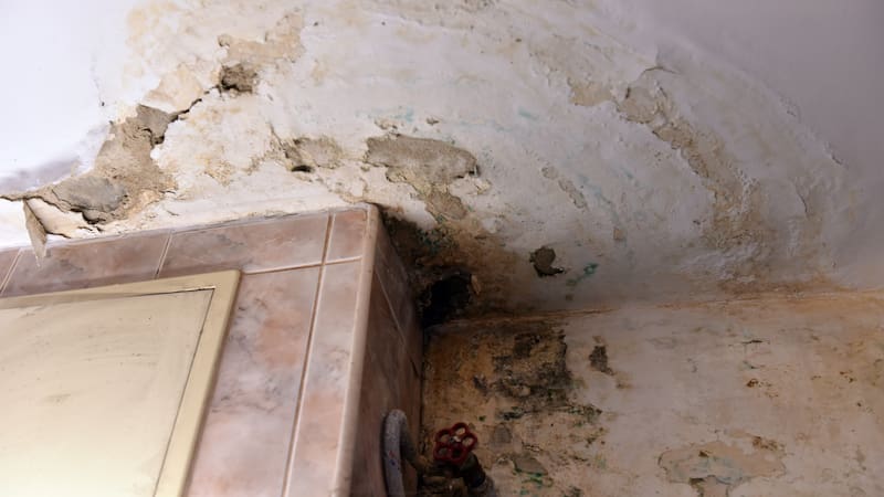 El truco casero que pocos saben para recuperar una pared caída por la humedad: sin contratar a albañiles.