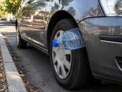 Qué significa encontrar una botella en la rueda del coche y por qué es fundamental saber cómo actuar