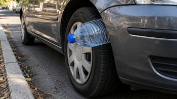 Qué significa encontrar una botella en la rueda del coche y por qué es fundamental saber cómo actuar