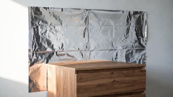 El truco de poner papel aluminio detrás de los muebles que es súper efectivo y cada vez es más usado