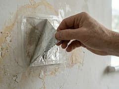 Arquitectos recomiendan usar papel aluminio en las paredes para detectar humedad en solo 24 horas y saber si es problema de filtración interna del muro o simple condensación