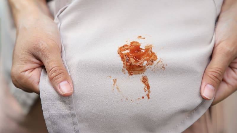 El truco para eliminar manchas difíciles sin dañar la tela