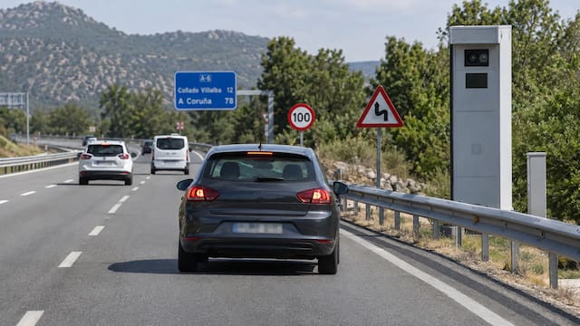 El truco que muchos conductores hacen al ver un radar y ya no sirve para evitar la multa: qué es el “efecto canguro”