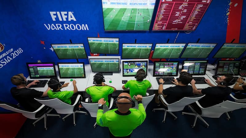 El VAR dará un paso más en el Mundial 2026 al incluir la revisión de segundas amarillas y decisiones en tiros de esquina. Fuente: Archivo.