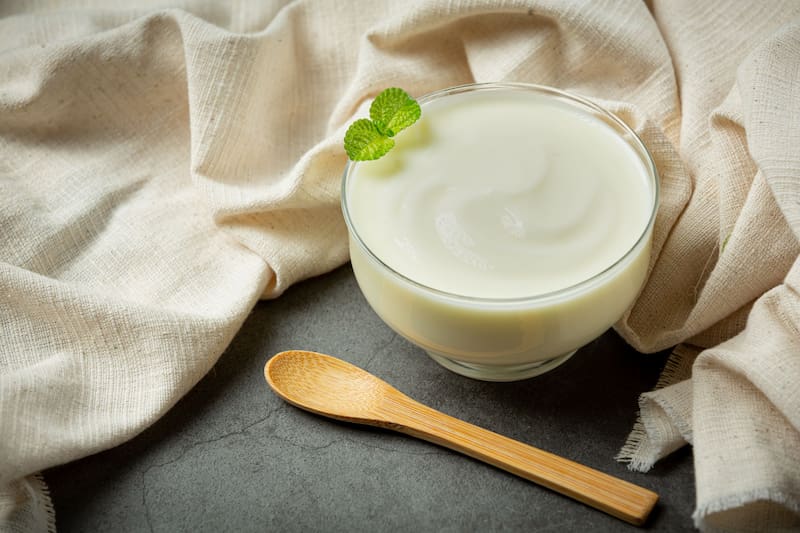 El yogur se obtiene mediante la fermentación de la leche con bacterias vivas.