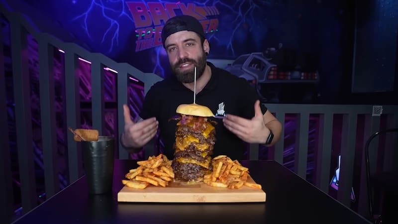 La figura de Esttik funciona como motor de convocatoria y conecta el mundo digital con el consumo presencial.