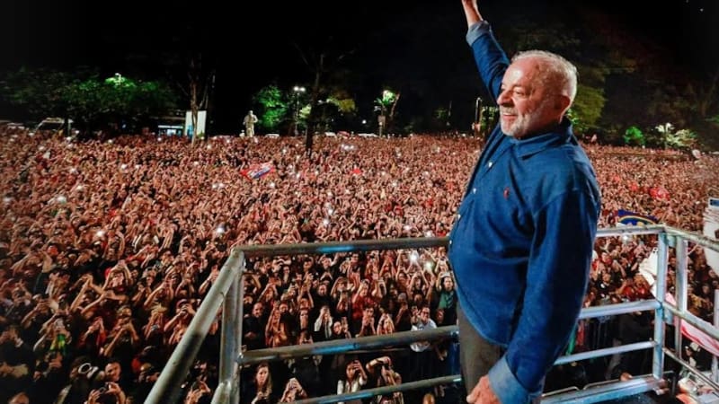 Lula celebra en San Pablo en la avenida paulista tras imponerse en balotaje contra Flavio Bolsonaro