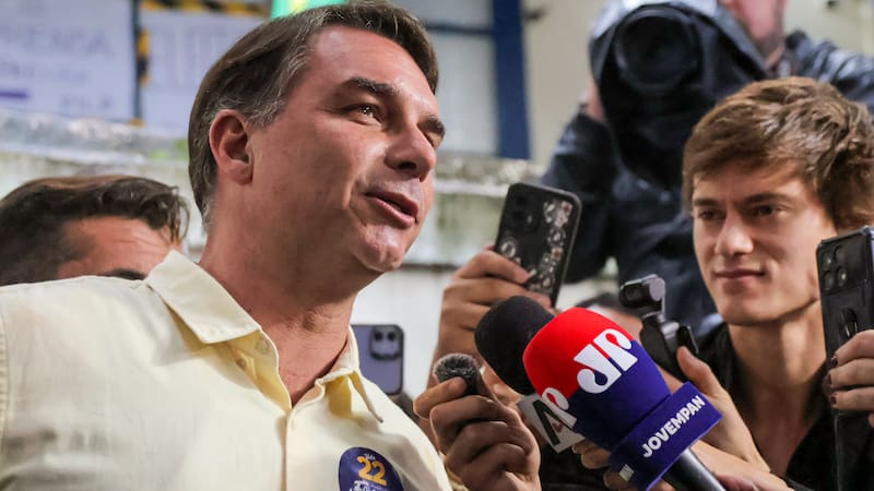 El candidato del PL, Flavio Bolsonaro, dialoga con la prensa luego de votar en la capital de Río de Janeiro.
