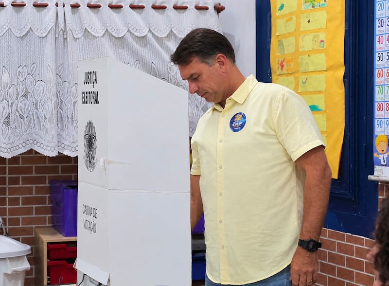 El candidato del PL, Flavio Bolsonaro, vota en el balotaje del 25 de octubre, en una escuela del norte de la ciudad de Río