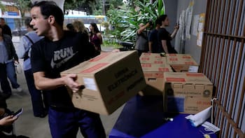 Cerraron los comicios en Brasil tras la extensión de dos horas que decidió el Tribunal Superior Electoral