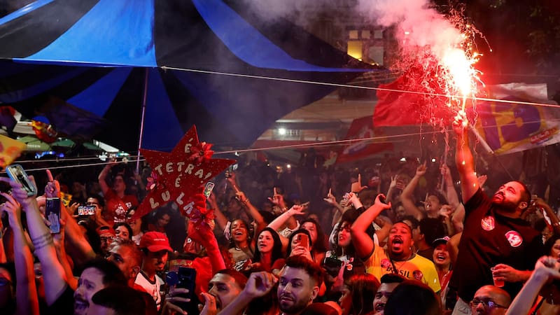 Simpatizantes del presidente de Brasil y candidato a la reelección de Brasil, Luiz Inácio Lula da Silva, reaccionan mientras observanlos resultados de las elecciones en una pantalla este domingo, en Río de Janeiro (Brasil).