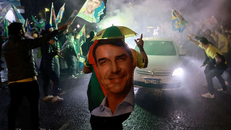 Simpatizantes del candidato presidencial brasileño Flavio Bolsonaro, del Partido Liberal (PL), se congregan en una calle tras el cierre de las urnas en la segunda vuelta de las elecciones presidenciales, en Porto Alegre.