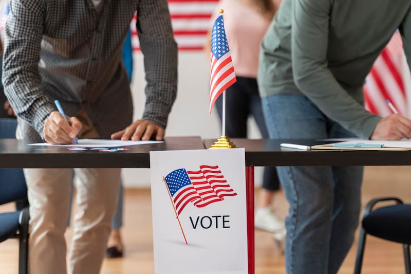 En el caso de las personas nacidas fuera de Estados Unidos que nunca residieron en el país, la posibilidad de votar depende de las normas del estado donde vivieron por última vez sus padres o tutores legales.