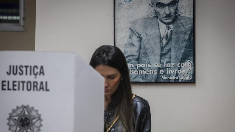 Una persona vota durante las elecciones presidenciales, legislativas y regionales este domingo en Sao Paulo (Brasil).