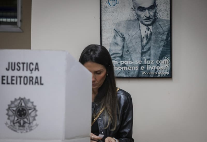 Una persona vota durante las elecciones presidenciales, legislativas y regionales este domingo en Sao Paulo (Brasil).