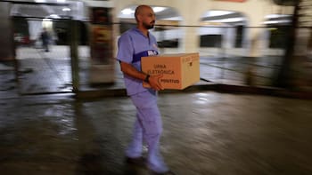 Voto a voto: Flávio Bolsonaro pasa al frente en Brasil y aventaja a Lula en un balotaje muy ajustado
