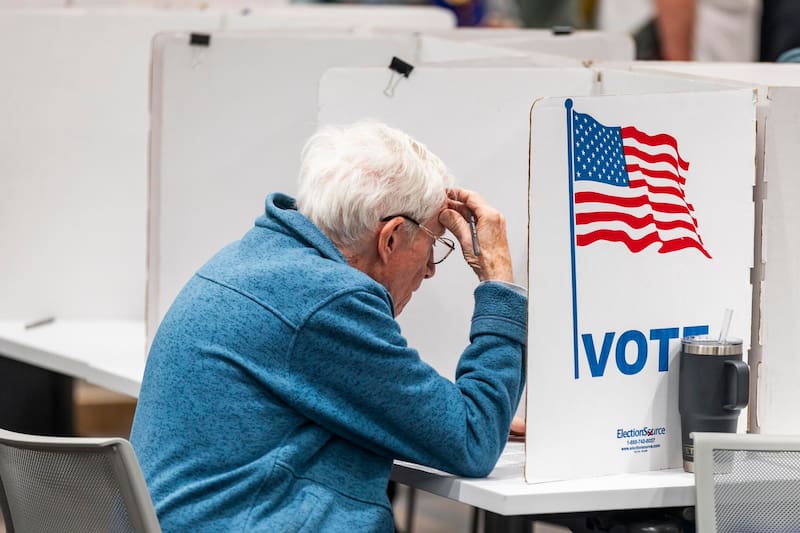 Un votante de Virginia emite su voto para las elecciones legislativas en el Centro Gubernamental Franconia en Alexandria, Virginia.