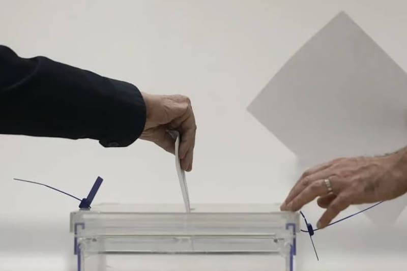 Los electores del exterior pueden optar entre el voto postal o la emisión presencial en el consulado.