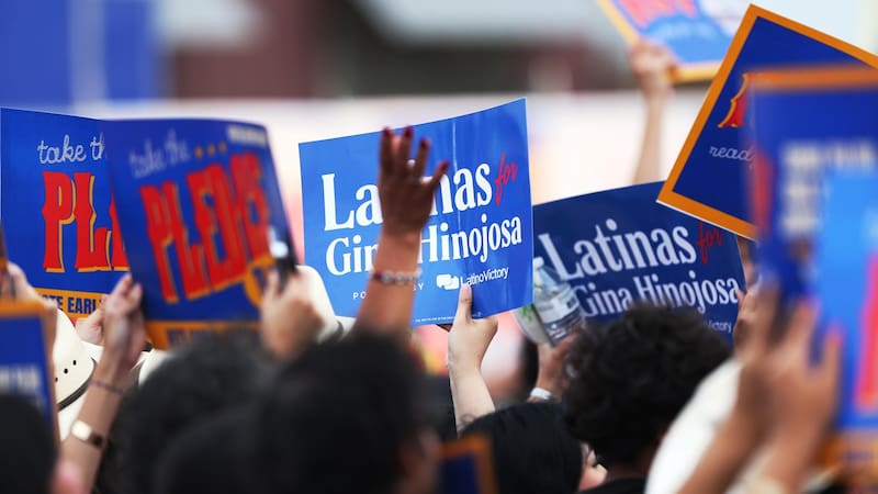 El voto por correo funciona de dos maneras. Algunos estados exigen que el votante solicite la boleta con anticipación, y otros la envían automáticamente.