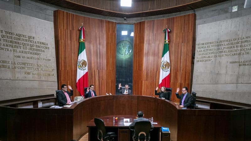 Las ranuras de las urnas físicas miden alrededor de 12 centímetros, por lo que físicamente es imposible ingresar una boleta totalmente extendida.
