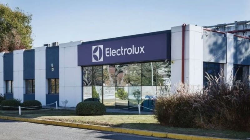 Cerró una histórica planta de electrodomésticos en Rosario y dará un giro drástico en su modelo de negocios